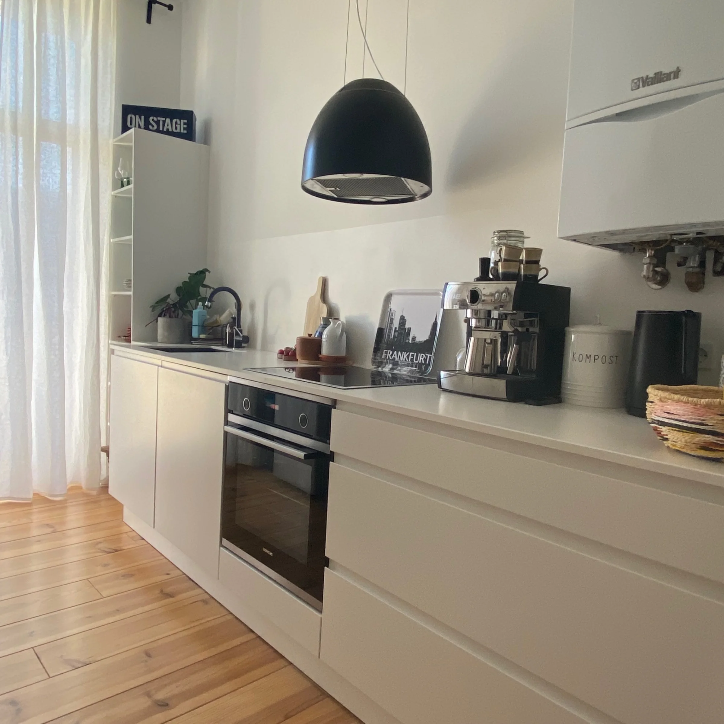 Уют старого фонда во Франкфурте: белая кухня Nolte SIGMA LACK Юлии и Фло